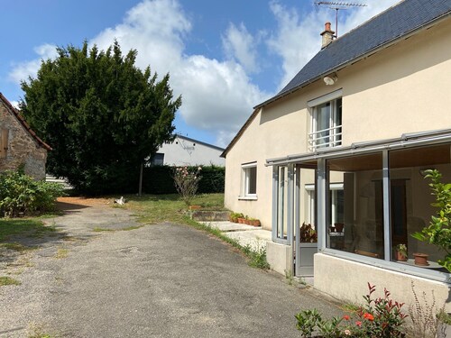 Maison de campagne avec grande cour privative. Animaux de compagnie acceptés.