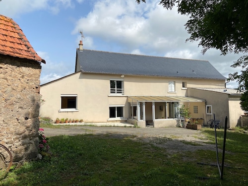 Maison de campagne avec grande cour privative. Animaux de compagnie acceptés.