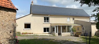 Country house with large private courtyard. Pets welcome.
