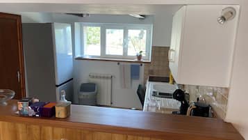 Horno, placa de cocina, lavavajillas y cafetera o tetera