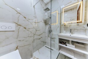 Dusche, Haartrockner, Handtücher, Seife