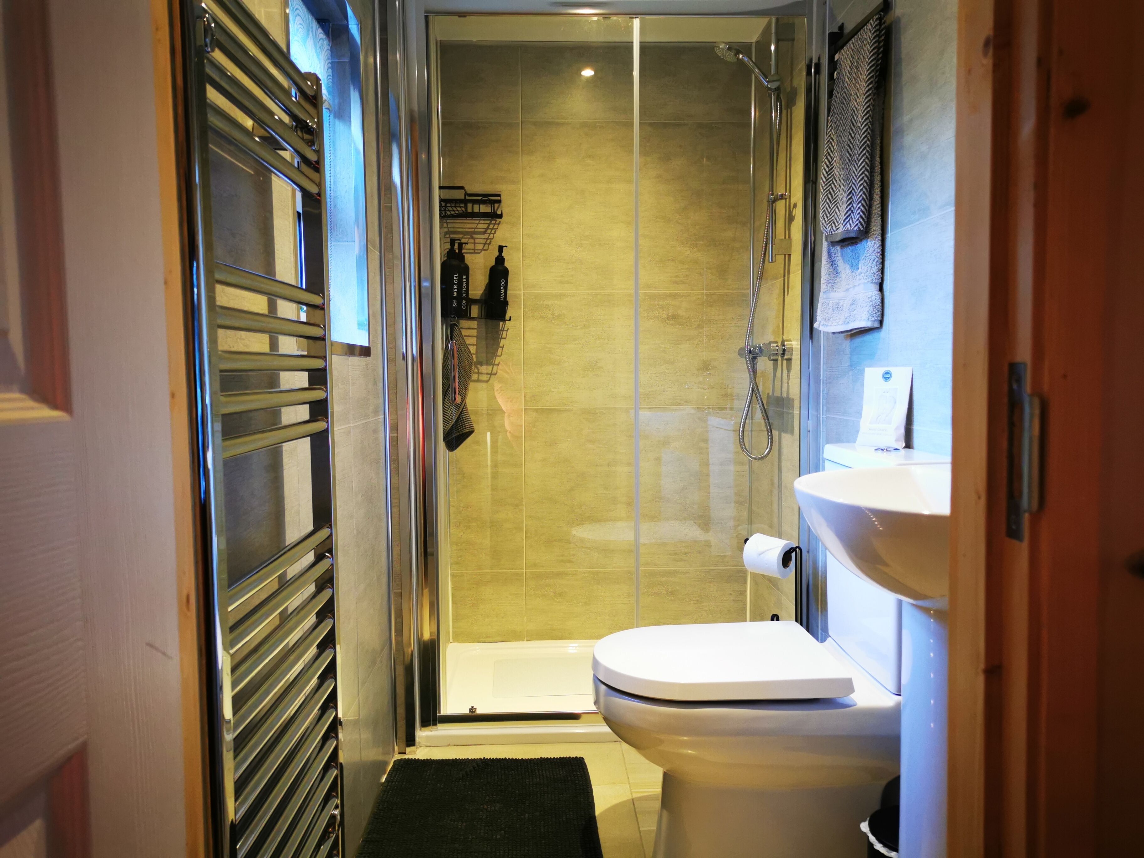 Kabin | Kamar mandi | Shower, perlengkapan mandi gratis, handuk, dan tisu toilet