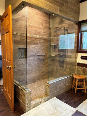 Dusche, Whirlpool, Haartrockner, Bidet