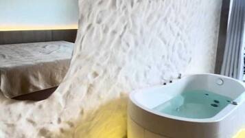 Suíte estúdio conforto, sacada, vista para o mar | Frigobar, individualmente decorados, Wi-Fi de cortesia, roupa de cama
