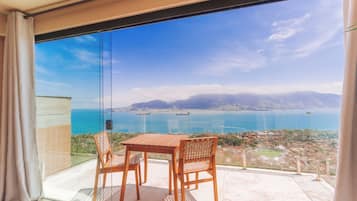 Suíte estúdio conforto, sacada, vista para o mar | Frigobar, individualmente decorados, Wi-Fi de cortesia, roupa de cama