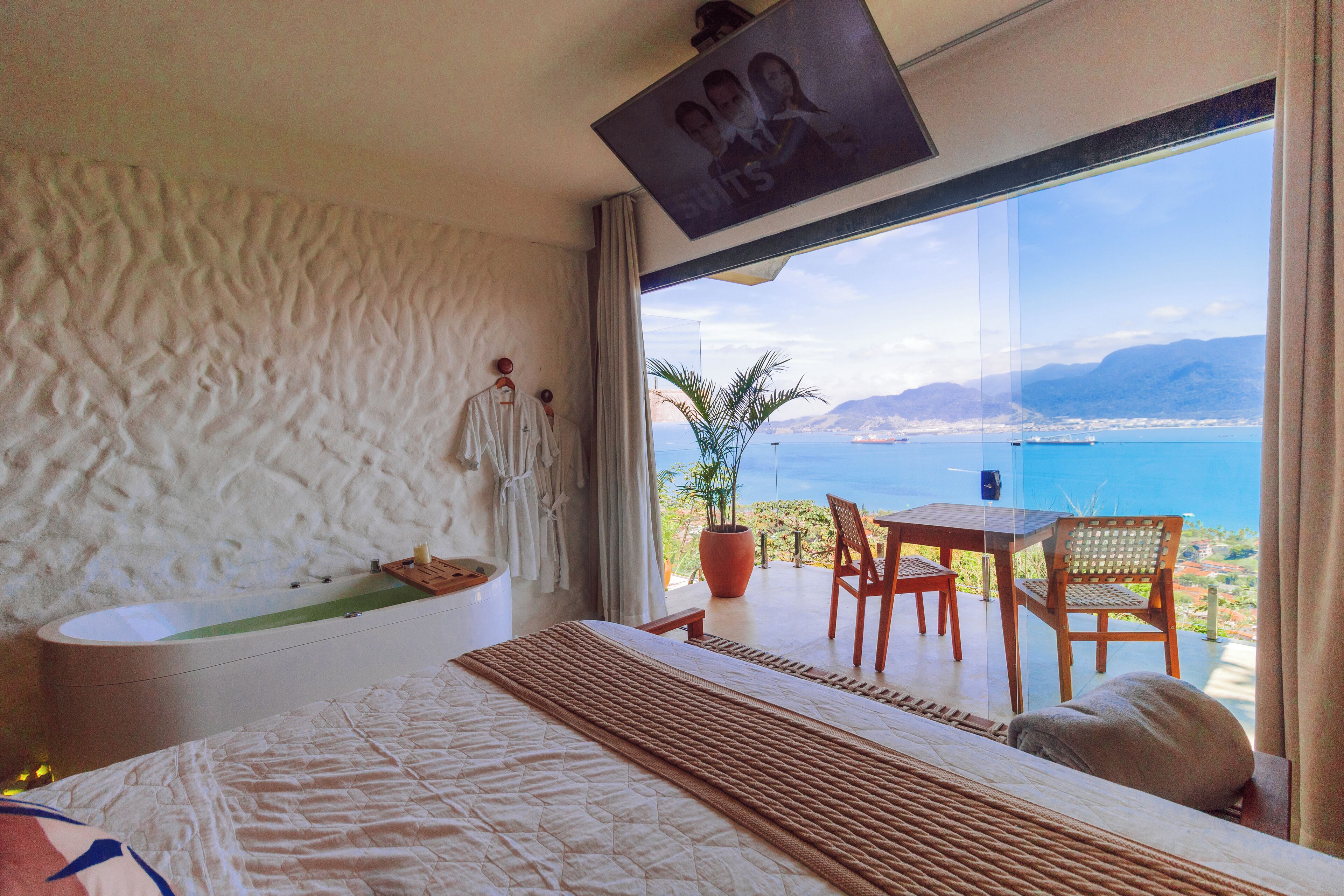 컴포트 스튜디오 스위트, 발코니, 바다 전망 | 미니바, 각각 다른 스타일의 인테리어, 무료 WiFi, 침대 시트