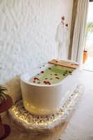 Suíte estúdio conforto, sacada, vista para o mar | Banheira de hidromassagem particular