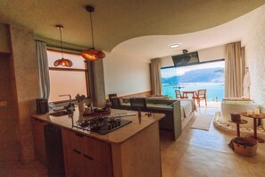 Suite monolocale Comfort, balcone, vista mare | Minibar, con stile personalizzato, Wi-Fi gratuito, lenzuola