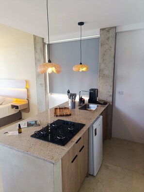 Comfort-Studiosuite, Balkon, Meerblick | Eigene Küche | Mini-Kühlschrank, Mikrowelle, Herdplatte, Kochgeschirr/Geschirr/Besteck