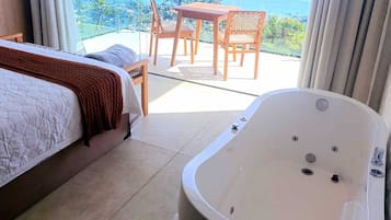 Comfort studio suite, balkon, uitzicht op zee | Een minibar, individueel gedecoreerd, gratis wifi, beddengoed