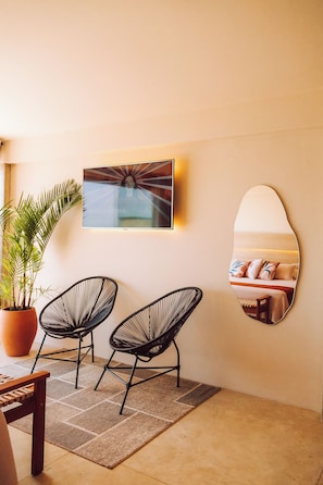 Minibar, decoración personalizada, wifi gratis y ropa de cama