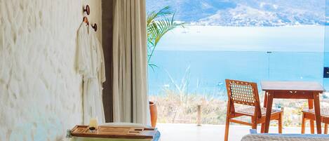 Comfort Studio Suite, Balcony, Sea View | Minibar, individually decorated, free WiFi, bed sheets