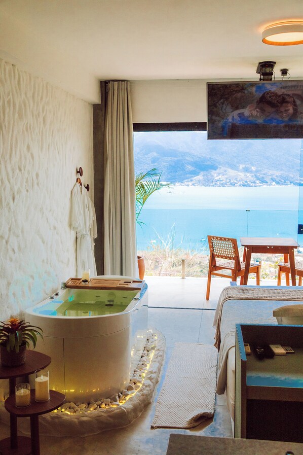 Comfort Studio Suite, Balcony, Sea View | Minibar, individually decorated, free WiFi, bed sheets