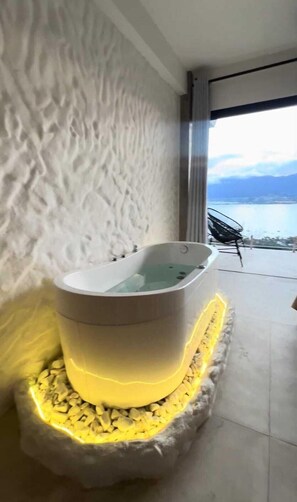 舒适开间套房, 阳台, 海景 | 迷你吧、特色装修、免费 WiFi、床单