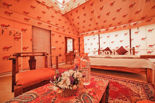 Dobbeltrom – deluxe, ørkenutsikt | Skrivebord