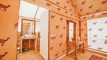 Deluxe Double Room, Desert view | Desk