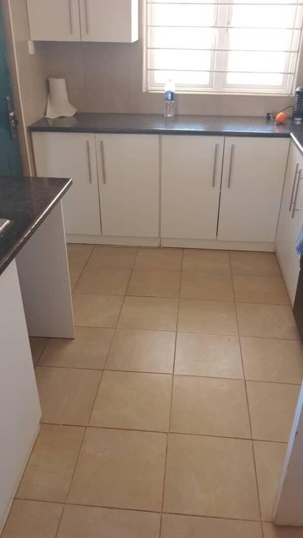 Casa | Cozinha privada | Geladeira, micro-ondas, fogão, cooktop