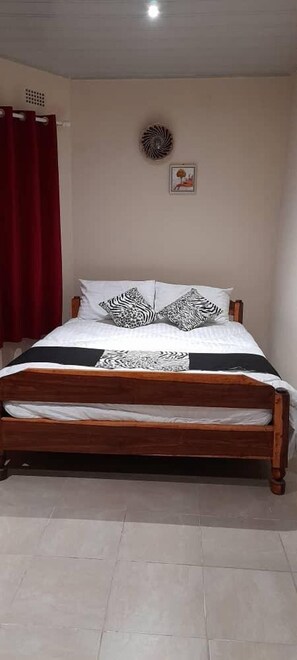 3 bedrooms, iron/ironing board, free WiFi, bed sheets - 3 Bed House - Sleeps 6 - Garden - Parking - Wifi (Lusaka)