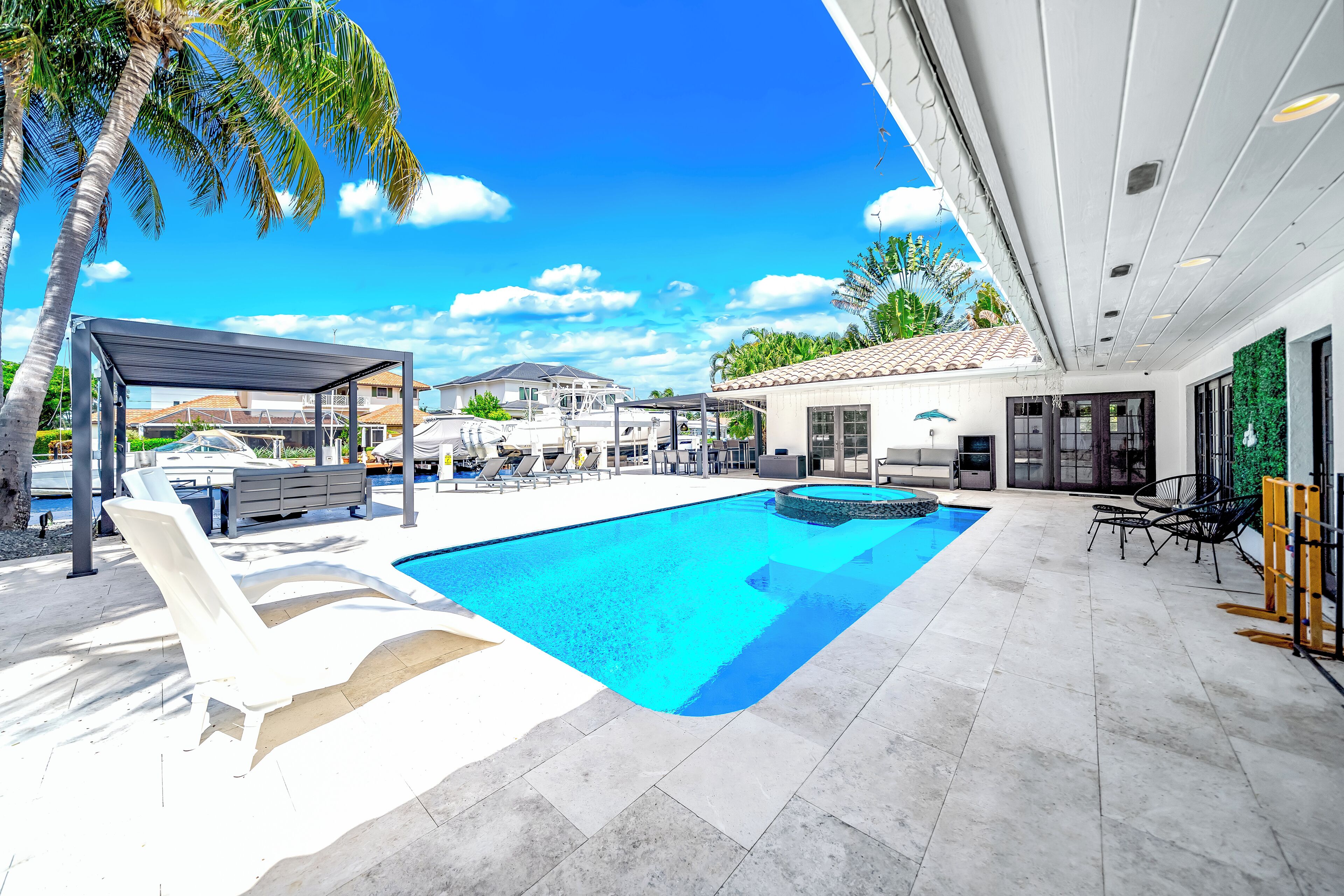 Una piscina al aire libre, una piscina climatizada