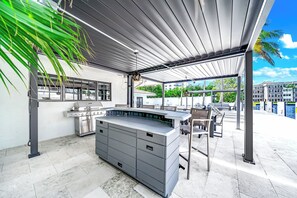 Terrace/patio - Heated Pool & Hot Tub! Waterfront+Golf Cart! (Fort Lauderdale)