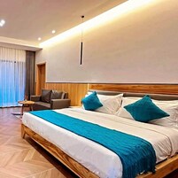 客房内保险箱、办公桌、笔记本电脑工作区、免费 WiFi