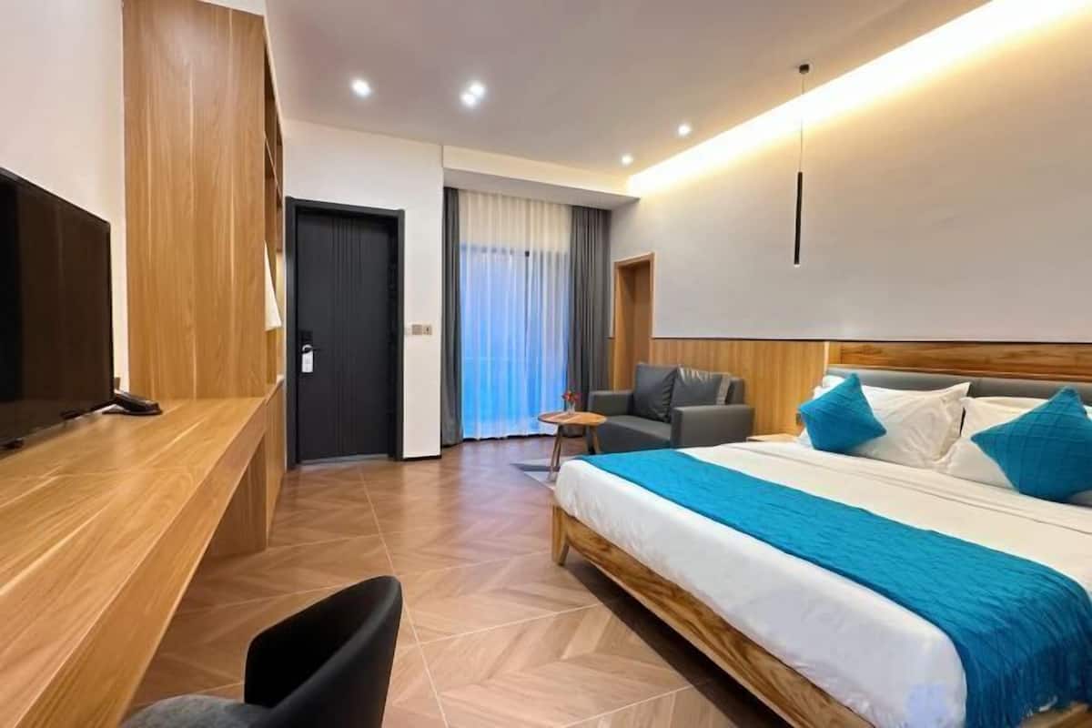 In-room safe, desk, laptop workspace, free WiFi