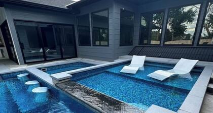 1-bedroom Pool house in just outside of west Wichita, with pool and spa.