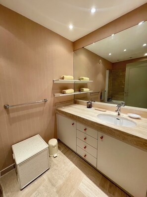 Haartrockner, Handtücher, Toilettenpapier