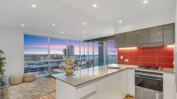 Apartemen Mewah, balkon, pemandangan samudra | Area keluarga | TV layar datar