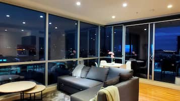 Apartemen Mewah, balkon, pemandangan samudra | Area keluarga | TV layar datar