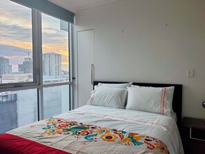 Luxe appartement, balkon, uitzicht op zee | 2 slaapkamers, een bureau, een laptopwerkplek, geluiddichte muren