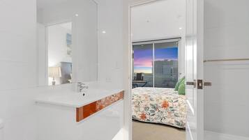 Apartemen Mewah, balkon, pemandangan samudra | 2 kamar tidur, meja kerja, ruang kerja ramah laptop, dan kedap suara