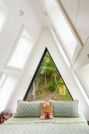 4 bedrooms, desk, iron/ironing board, travel crib
