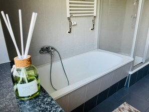 Handtücher, Seife, Toilettenpapier