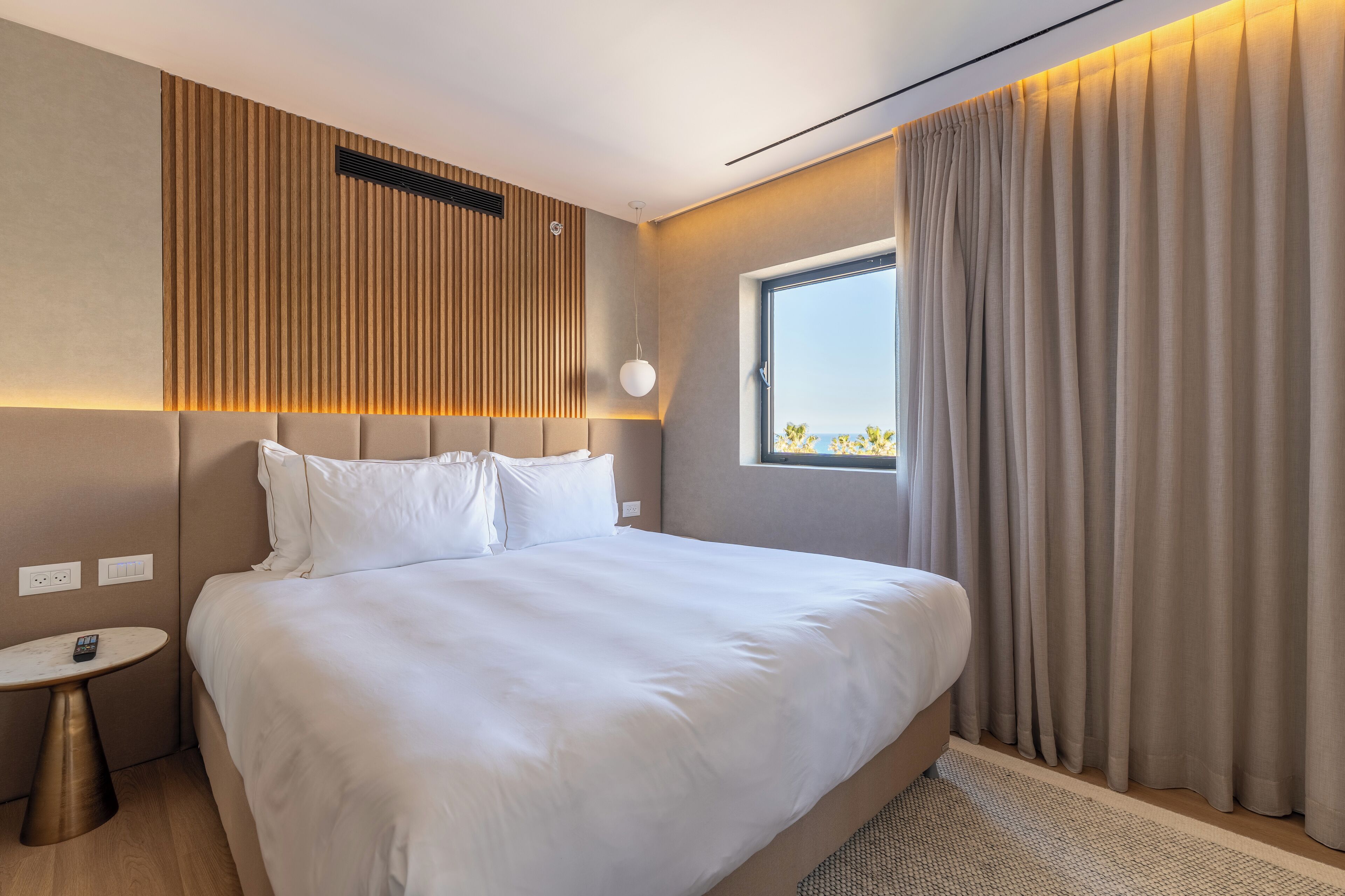 Kamar Double atau Twin, pemandangan laut | Brankas, meja kerja, ruang kerja ramah laptop, dan tirai kedap cahaya