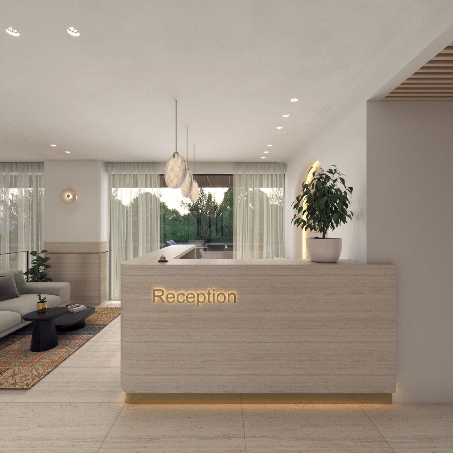 Una moderna reception con un cartello che riporta la scritta 'Reception', una lampada a sospensione, una pianta in vaso e un divano in un ambiente luminoso con ampie finestre.