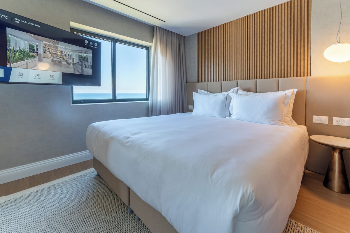 Double or Twin Room, Sea View | 1 bedroom, in-room safe, desk, laptop workspace