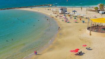 Vlak bij het strand, wit zand, strandlakens