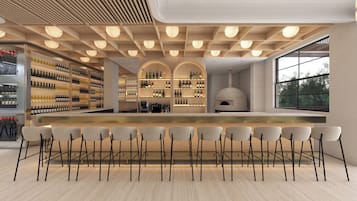 Uma área de bar moderna com um balcão comprido, diversas opções de assento e um mostrador para exibição de vinhos.