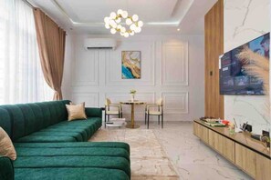 1 bedroom - Lux Lekki Home w PS5 Balcony 24 7 Power Security (Lekki)