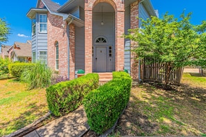 3 bedrooms - Lux 3-br Garage Gated Yard by The Star Frisco (Frisco)