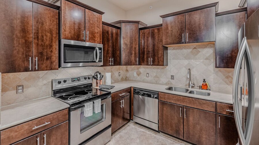 The Castle by the Lake w Pool Balcony Grandscape