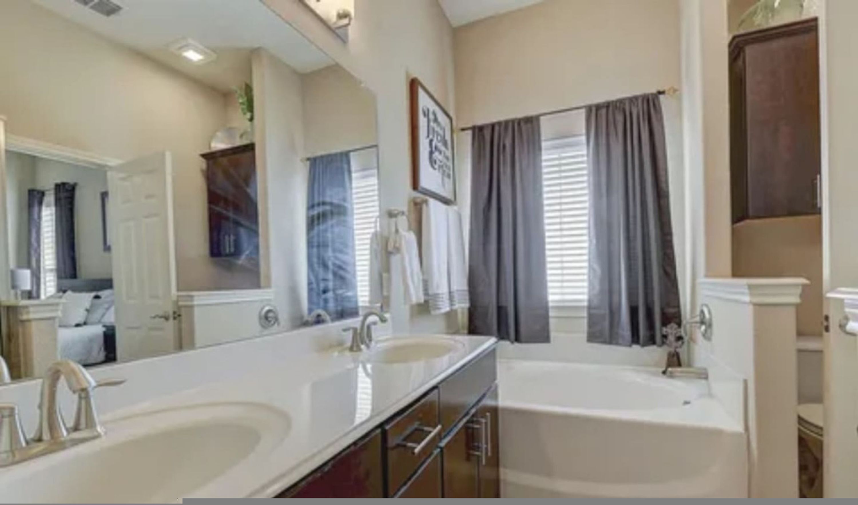 Une salle de bain avec deux lavabos et une baignoire.