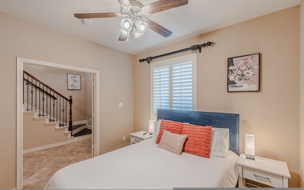 The Castle By The Lake W Pool Balcony Grandscape - Lewisville, TX