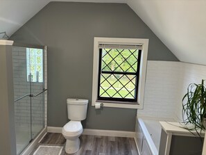 Shower, jetted bath, hair dryer, towels