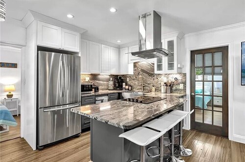 3-bedrooms with 3 Full Baths all en suite,HotTub-mnts 2 Central Beach & downtown