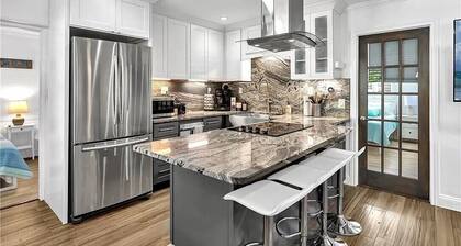 3-bedrooms with 3 Full Baths all en suite,HotTub-mnts 2 Central Beach & downtown