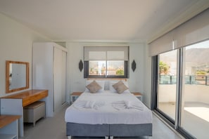 Studio Suite, Sea View | In-room safe, desk, iron/ironing board, free WiFi