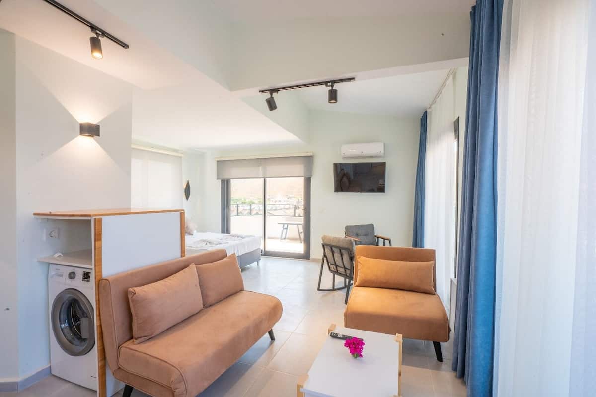 Suite estudio, vista al mar | Caja de seguridad en la habitación y escritorio