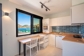 Studio Suite, Sea View | Private kitchen | Mini-fridge, microwave, stovetop, electric kettle
